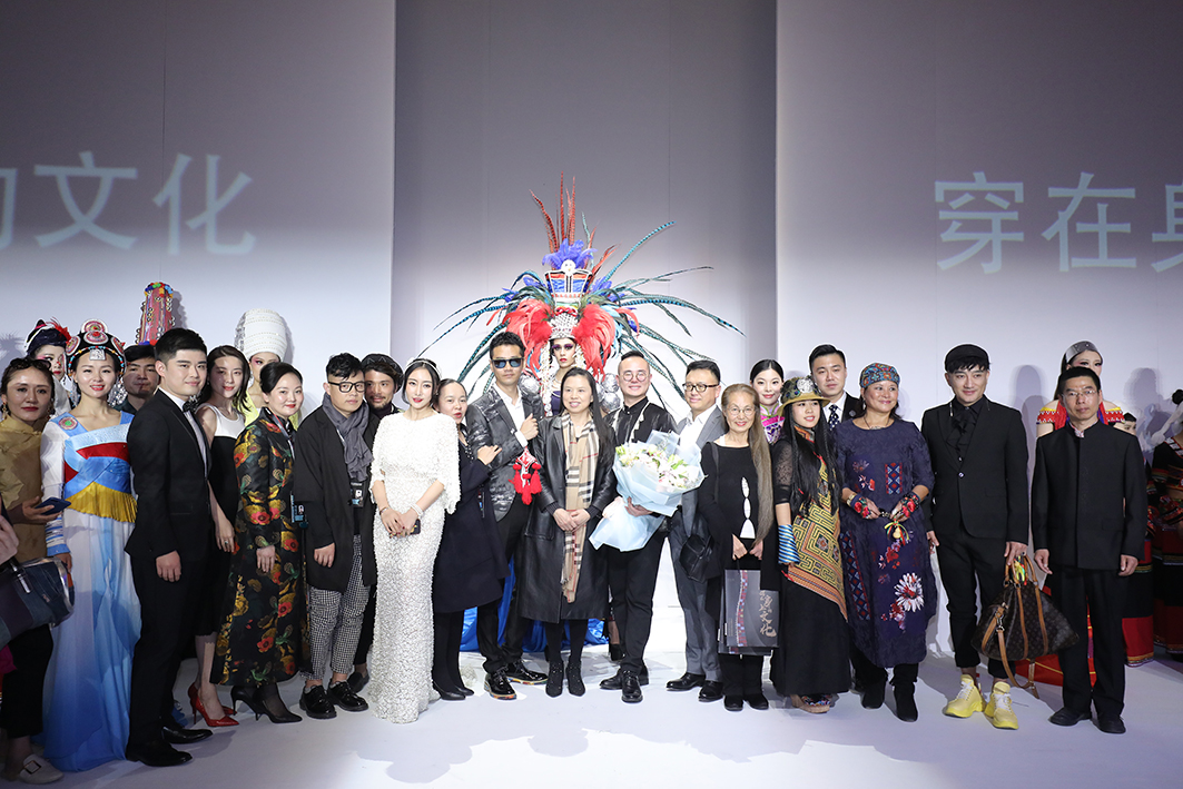 【傳承】2019中國(guó)國(guó)際時(shí)裝周金色大廳首秀：張珂嘉《穿在身上的文化》普洱專(zhuān)